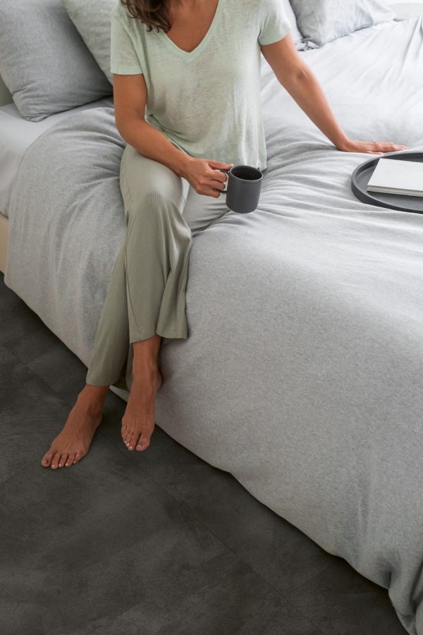 Vinyl flooring Quick-Step Illume Soft graphite AVMTU40326